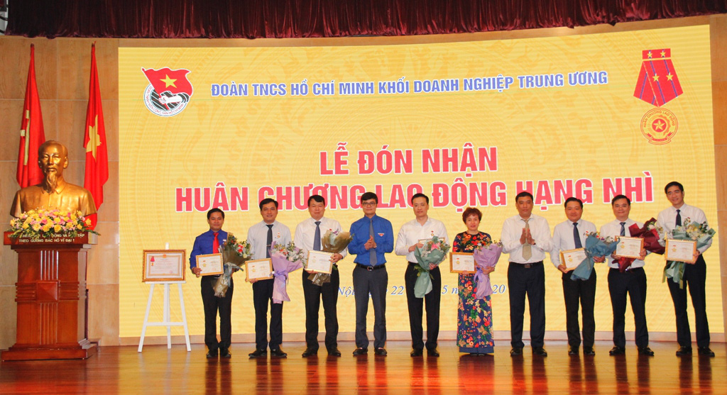 Lãnh đạo Vietcombank vinh dự nhận Kỷ niệm chương &quot;Vì thế hệ trẻ&quot; - Ảnh 1.