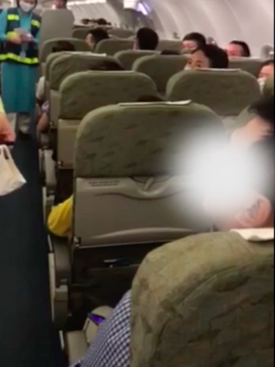 Hành khách gây rối trên máy bay bị phạt nặng, không chịu ký biên bản - Ảnh 2.
