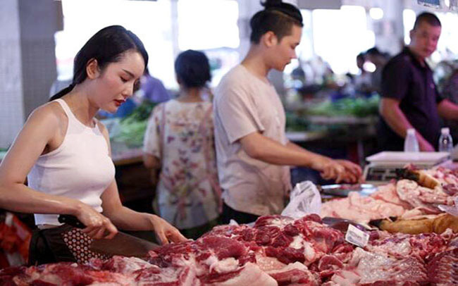 Giá thịt lợn vẫn &quot;neo&quot; cao, doanh nghiệp chăn nuôi “trúng đậm” - Ảnh 1.