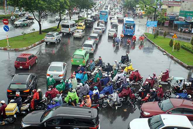 Mưa trắng trời sáng đầu tuần, ngàn người “chôn chân” vì Sài Gòn kẹt xe tứ bề - Ảnh 2.