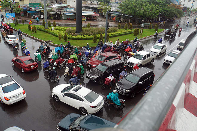 Mưa trắng trời sáng đầu tuần, ngàn người “chôn chân” vì Sài Gòn kẹt xe tứ bề - Ảnh 3.