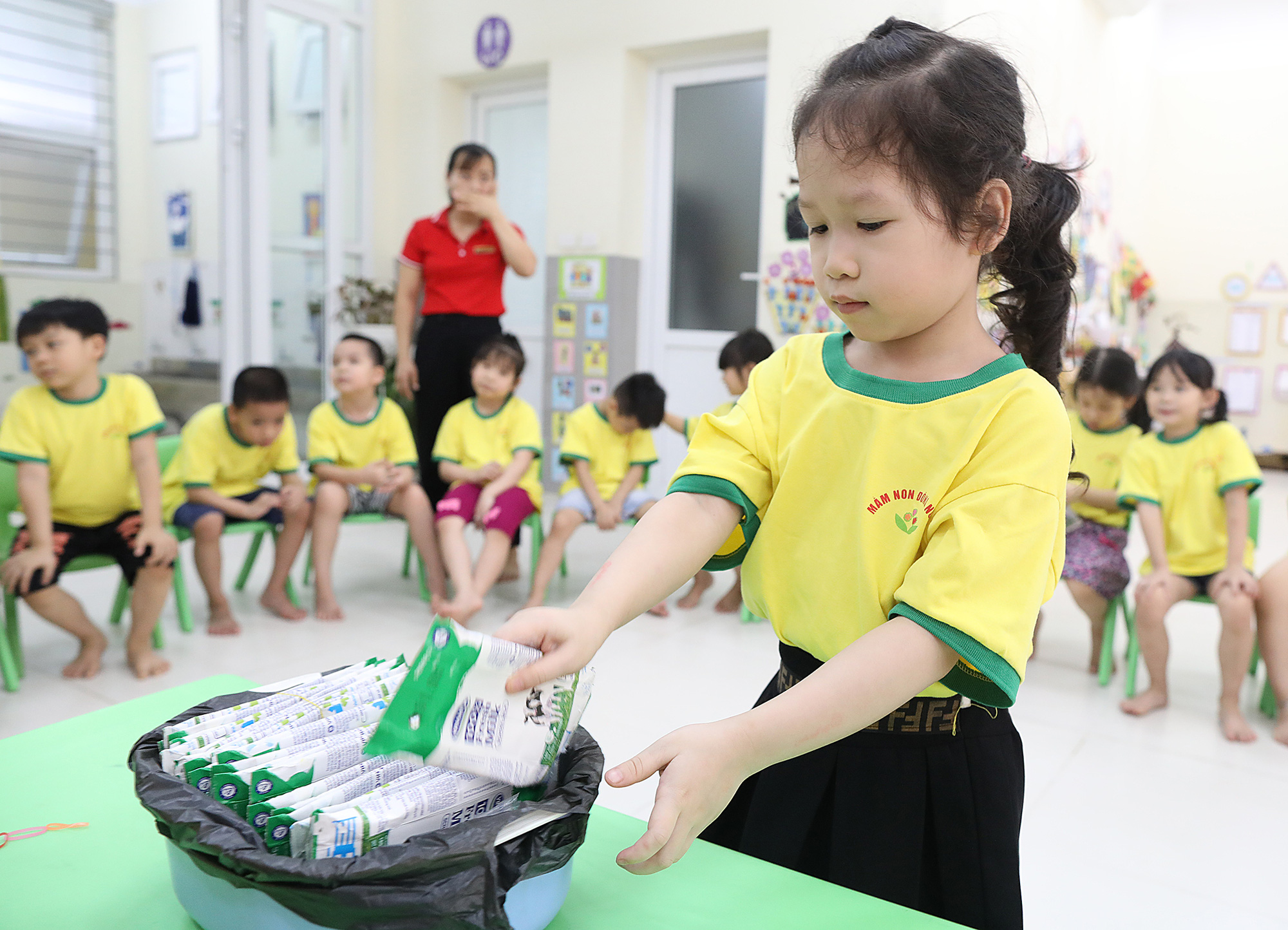 Hà Nội: Hơn 1 triệu trẻ mẫu giáo và học sinh tiểu học thụ hưởng Sữa học đường - Ảnh 1.