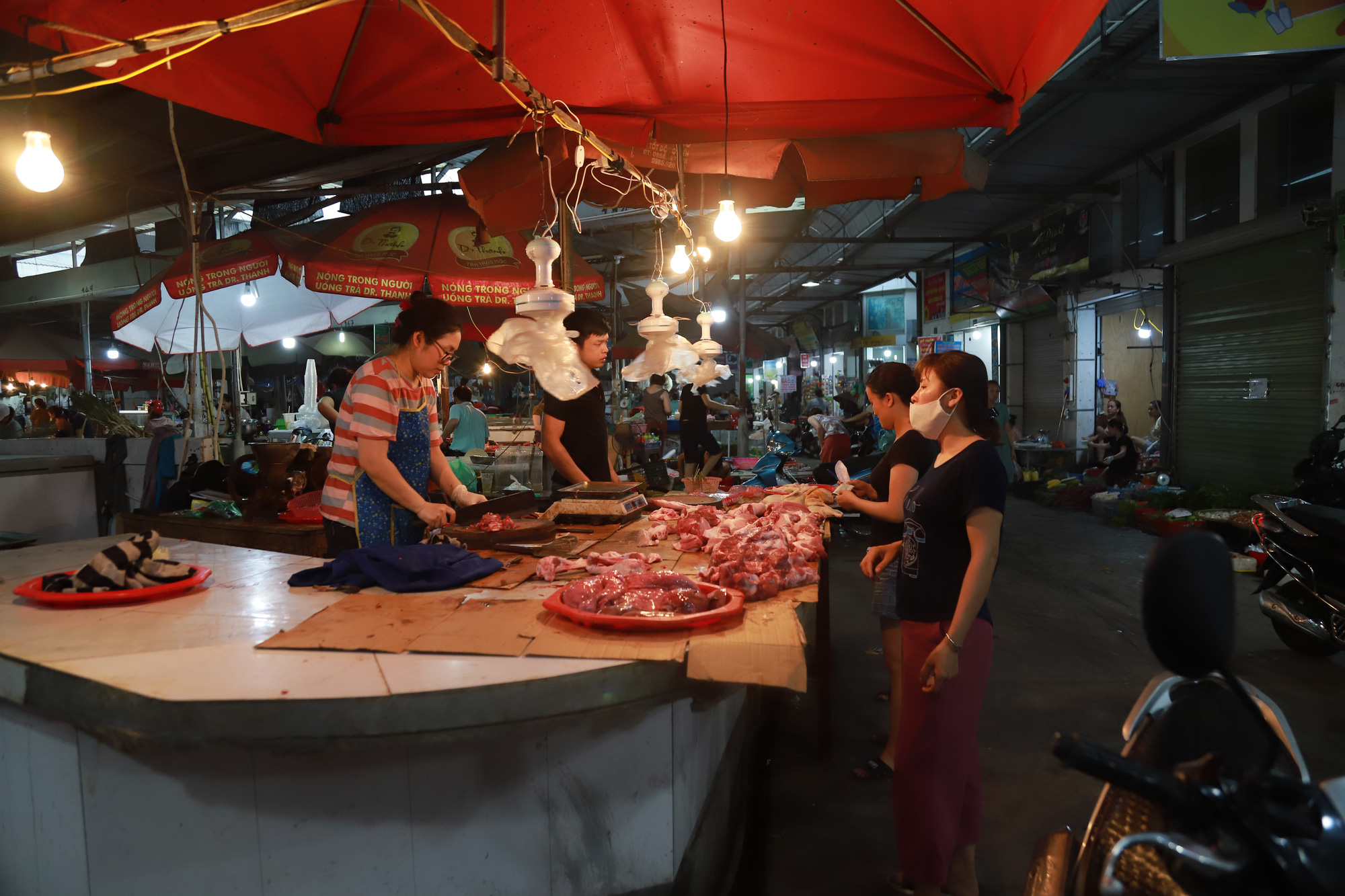 Giá thịt lợn tăng cao: “Tiểu thương như chúng tôi cũng sản nghiệp” - Ảnh 1.