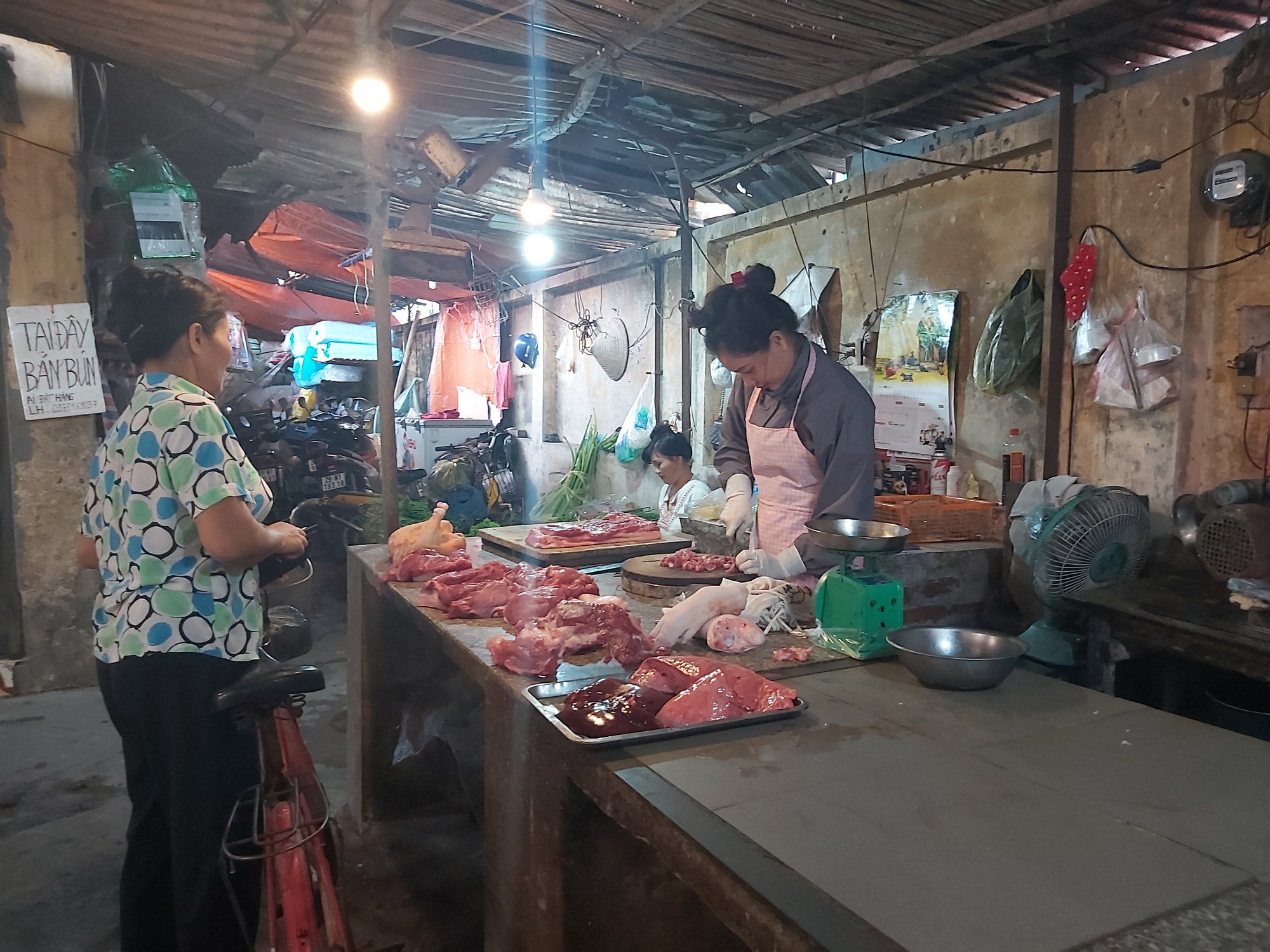 Giá thịt lợn tăng cao: “Tiểu thương như chúng tôi cũng sản nghiệp” - Ảnh 4.