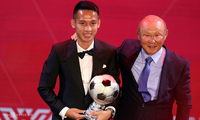 HLV Park Hang-seo trao Quả bóng vàng Việt Nam 2019 cho học trò Đỗ Hùng Dũng.