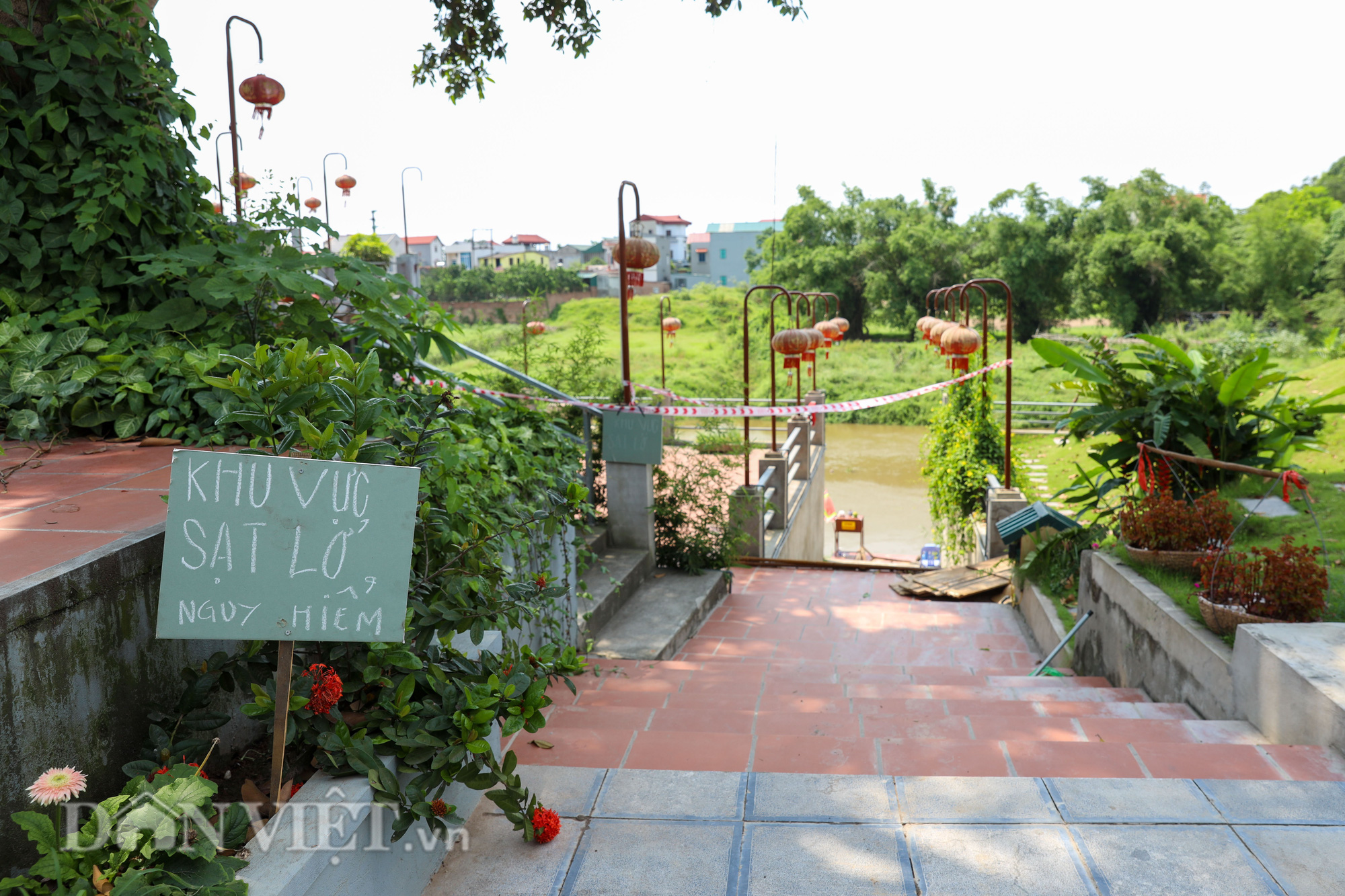 Đền Ba Voi ở Hà Nội bị đóng cửa vì sạt lở bờ sông - Ảnh 4.