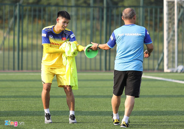 Trọng Hùng và HLV Park Hang-seo. Ảnh: Zing.vn