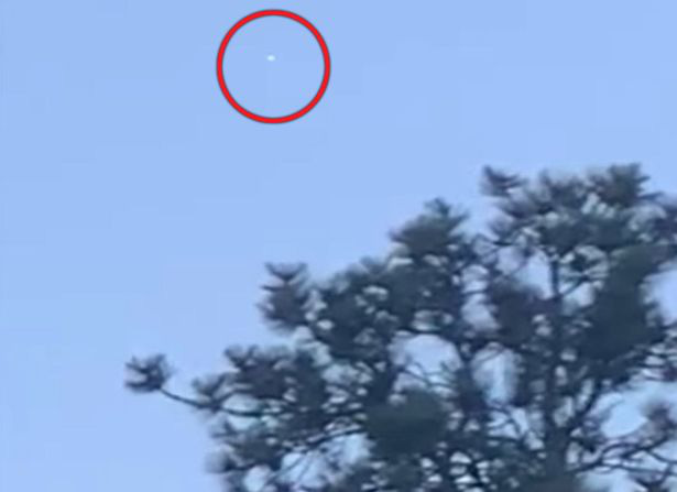  Phát hiện UFO bí ẩn màu trắng ở Mỹ, người ngoài hành tinh &quot;do thám&quot; căn cứ quân sự NORAD?  - Ảnh 2.