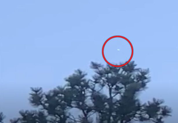  Phát hiện UFO bí ẩn màu trắng ở Mỹ, người ngoài hành tinh &quot;do thám&quot; căn cứ quân sự NORAD?  - Ảnh 1.