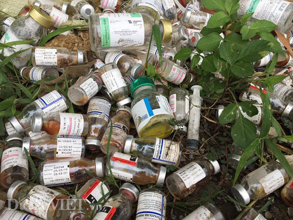 Phú Thọ: Truy tìm đối tượng vứt hàng chục bao tải rác thải y tế ở ven đường - Ảnh 2.
