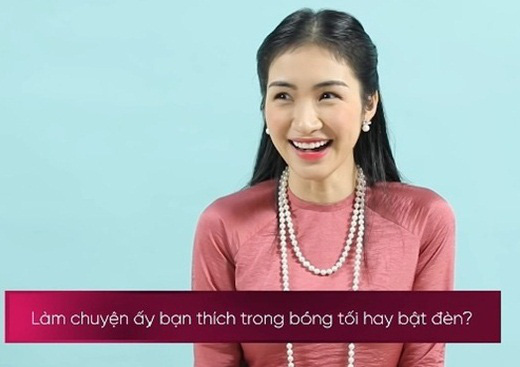 Hòa Minzy gây &quot;đỏ mặt&quot; khi hé lộ chuyện &quot;phòng the&quot; với bạn trai đại gia  - Ảnh 1.