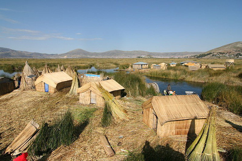 Unique island made from reeds floating in the middle of the lake - Photo 3.