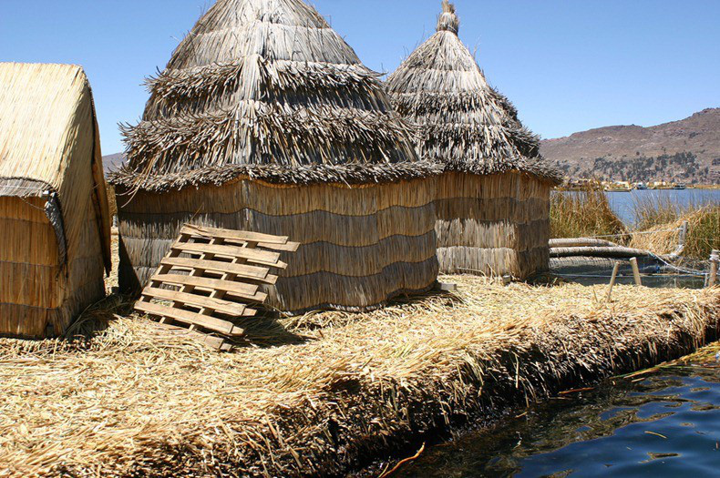 Unique island made from reeds floating in the middle of the lake - Photo 6.