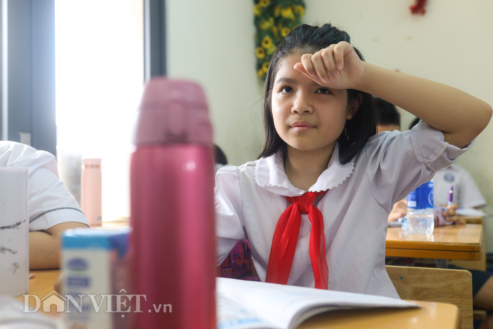 Đi học trái mùa, học sinh Hà Nội mang quạt mini lên lớp - Ảnh 2.