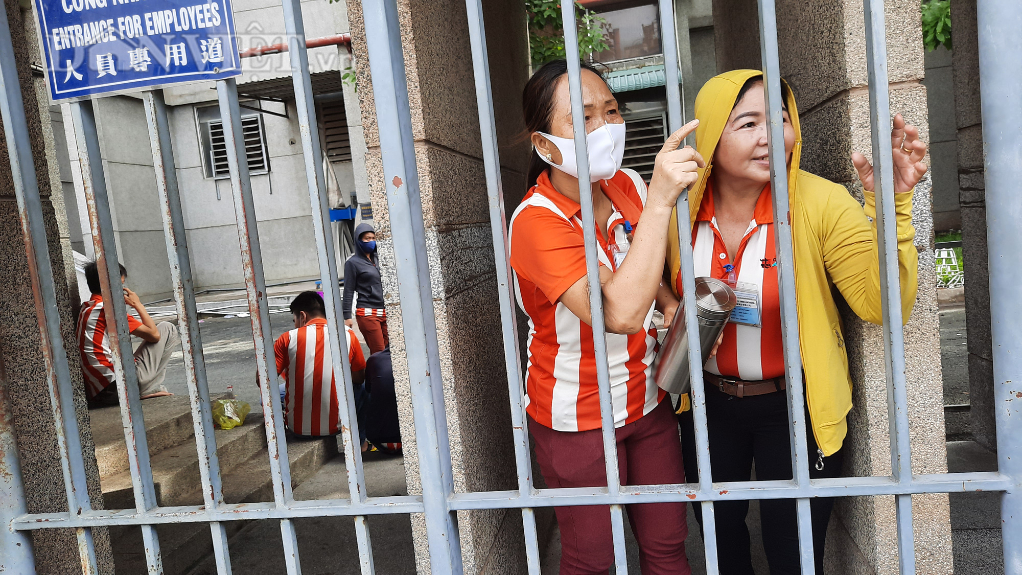 Hàng nghìn công nhân tạm ngưng việc vì nghe tin nghỉ việc không lương - Ảnh 1.