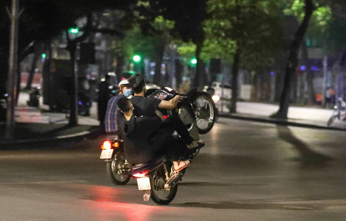 14 đối tượng bốc đầu, đua xe máy ở Hà Nội bị phạt tù - Ảnh 1.