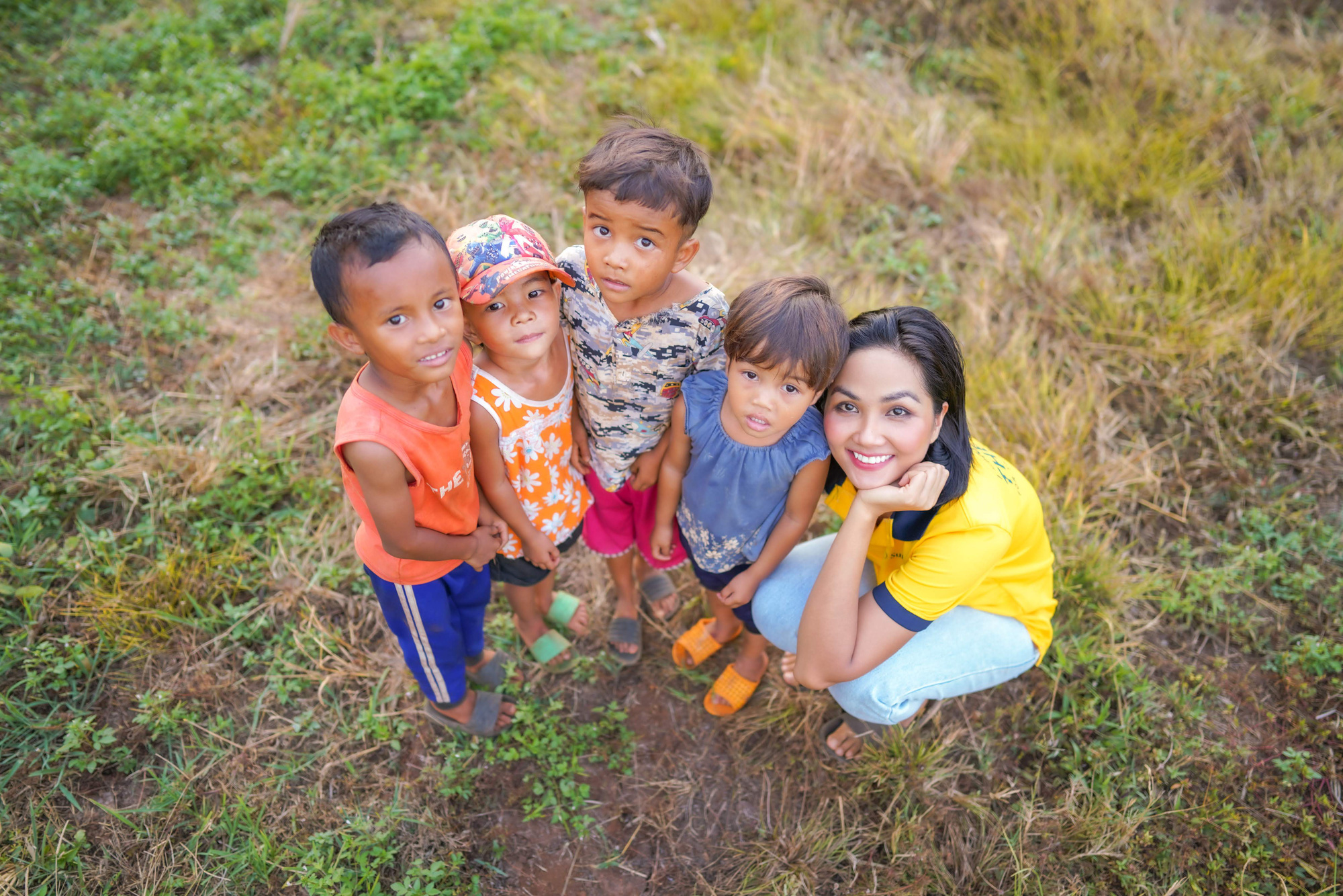 H'Hen Niê chơi đùa cùng các em nhỏ, hồn nhiên trong  bộ ảnh Tuổi thơ - Ảnh 3.