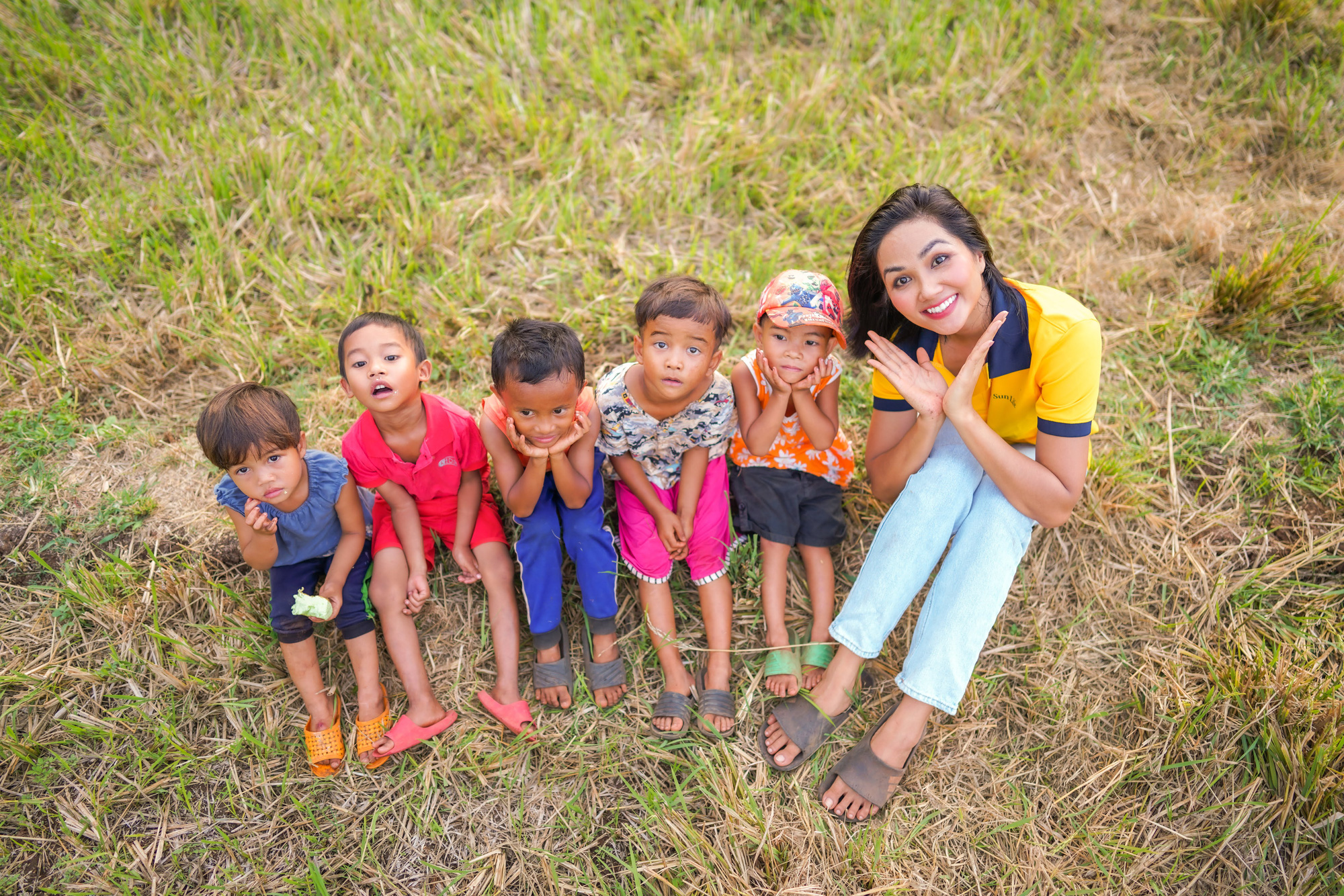 H'Hen Niê chơi đùa cùng các em nhỏ, hồn nhiên trong  bộ ảnh Tuổi thơ - Ảnh 1.