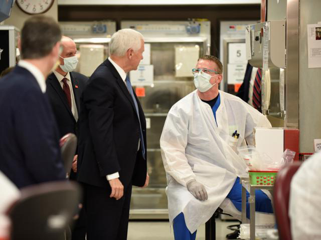 Phó Tổng thống Mỹ không đeo khẩu trang khi vào bệnh viện giữa mùa dịch
