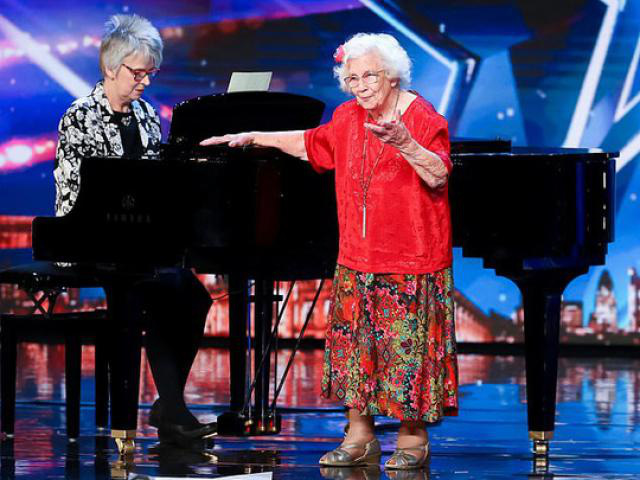 Sửng sốt video cụ bà 96 tuổi vẫn hát và đi thi "Tìm kiếm tài năng"