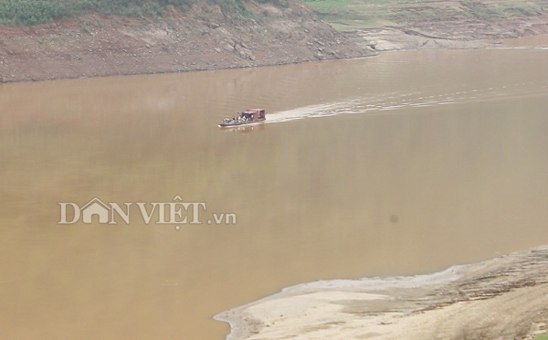 Theo chân ngư phủ săn “thủy quái” sông Đà - Ảnh 4.