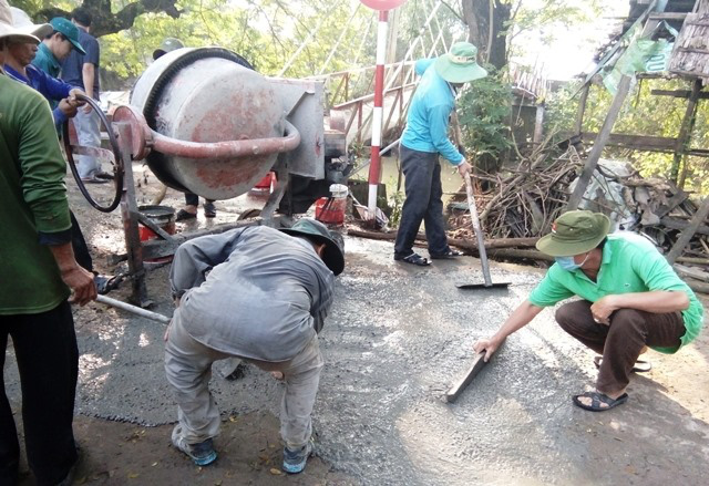 Nông dân Lê Chánh góp sức làm đẹp quê hương - Ảnh 1.