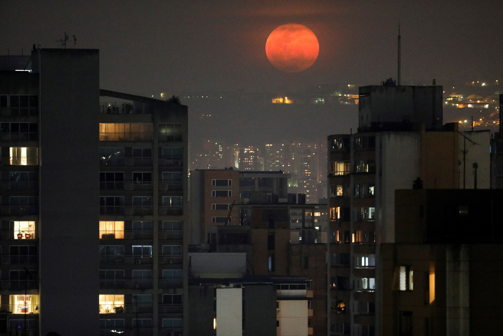 Hình ảnh &quot;trăng hoa&quot; đẹp như mơ trên khắp thế giới - Ảnh 2.