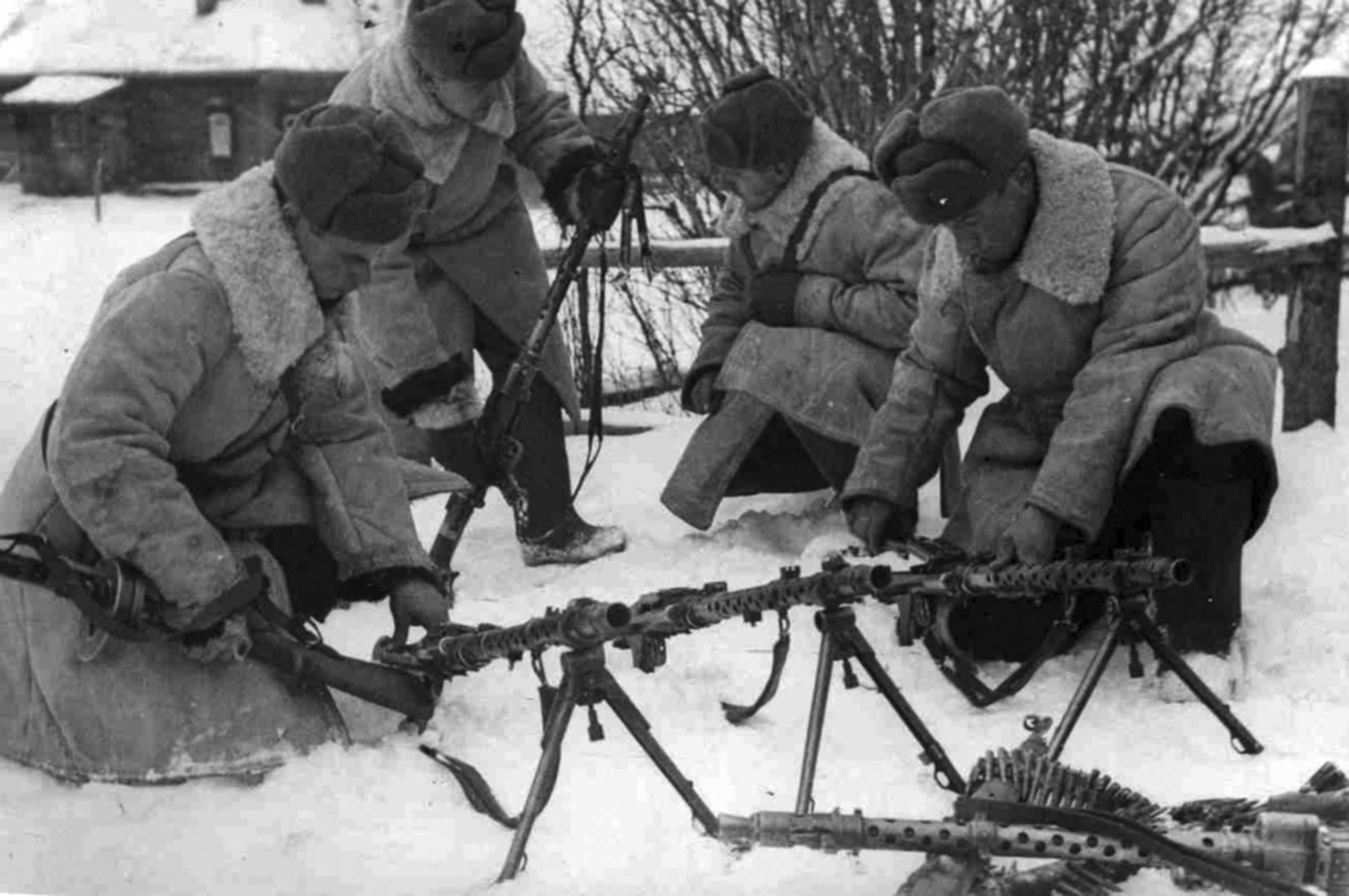 Оборона вермахта. Трофейное оружие вермахта в красной армии. Мг-34 пулемет в РККА. Трофейный мг42 в РККА. Мг 34 в РККА.