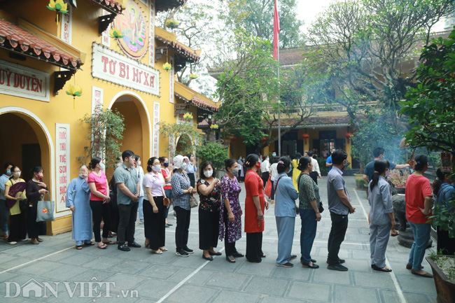 Người dân đeo khẩu trang kín mít dự Phật Đản và nghi lễ tắm Phật - Ảnh 3.