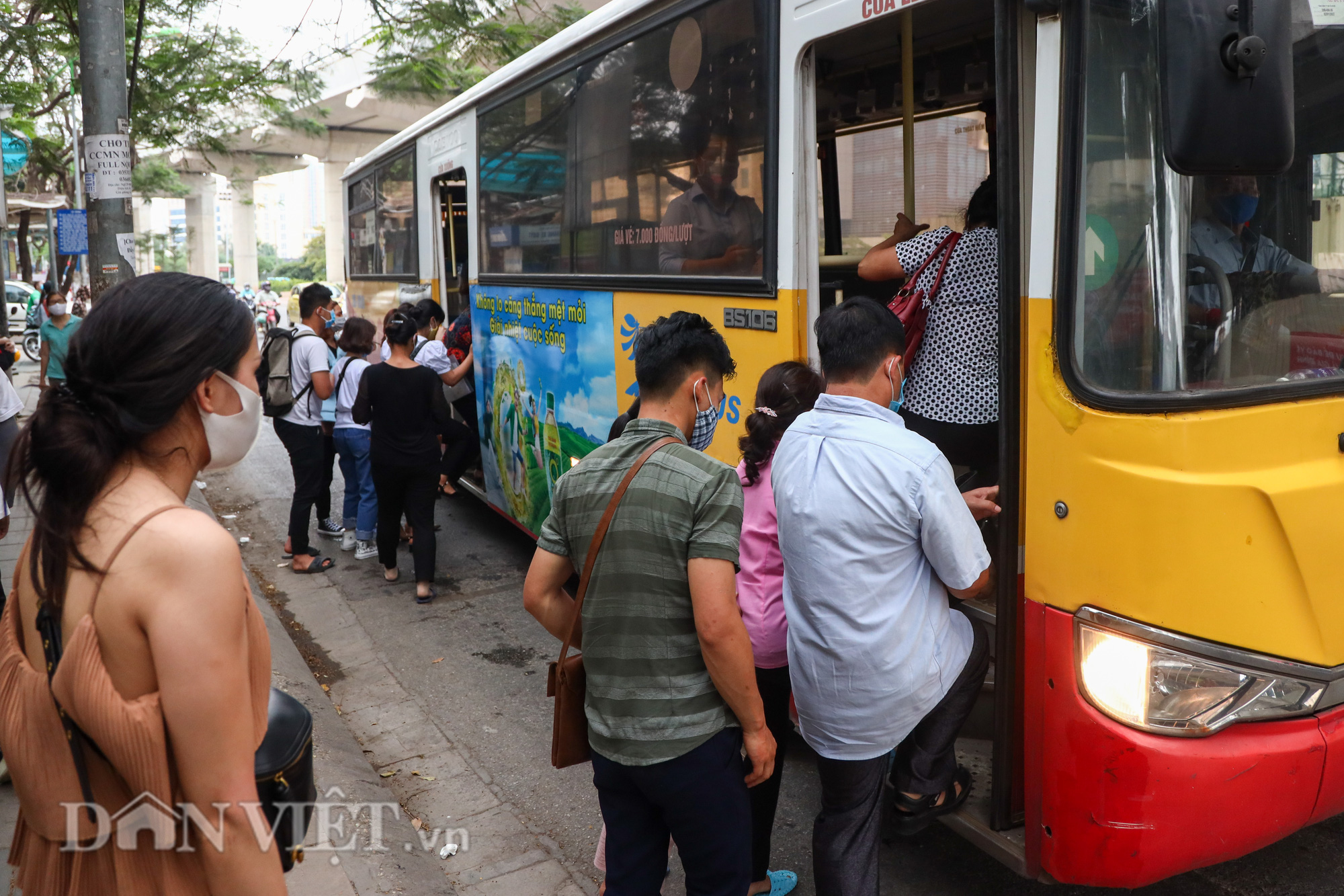 Vừa bỏ giãn cách, xe khách Hà Nội lại tấp nập người - Ảnh 2.