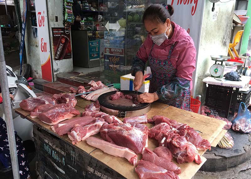 Giá heo hơi hôm nay 8/5: Giá bán lẻ thịt lợn tăng gần 2% so với tháng trước - Ảnh 1.