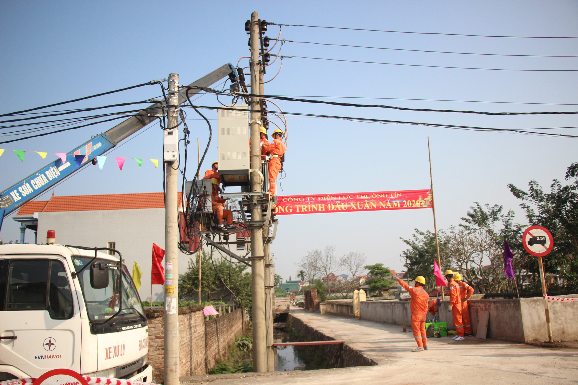 EVNHANOI triển khai các giải pháp đảm bảo điện mùa nắng nóng - Ảnh 1.