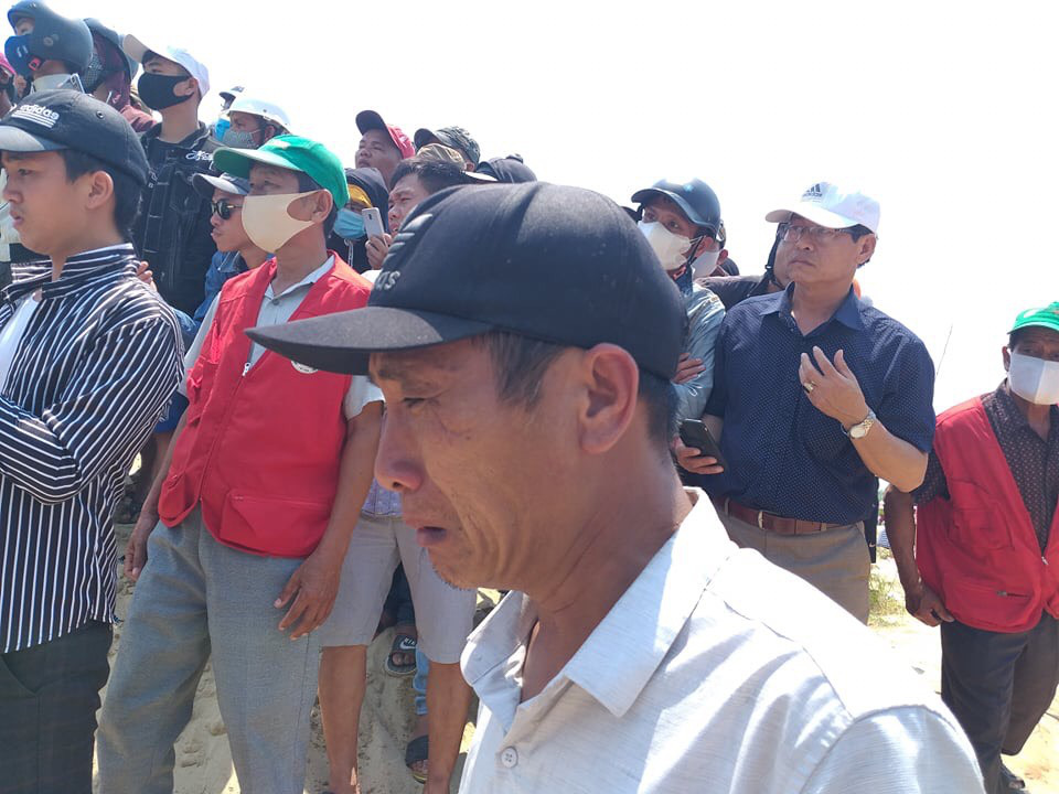 Quảng Nam: Dân đội nắng xem lực lượng vớt thi thể nạn nhân trong vụ chìm ghe - Ảnh 3.