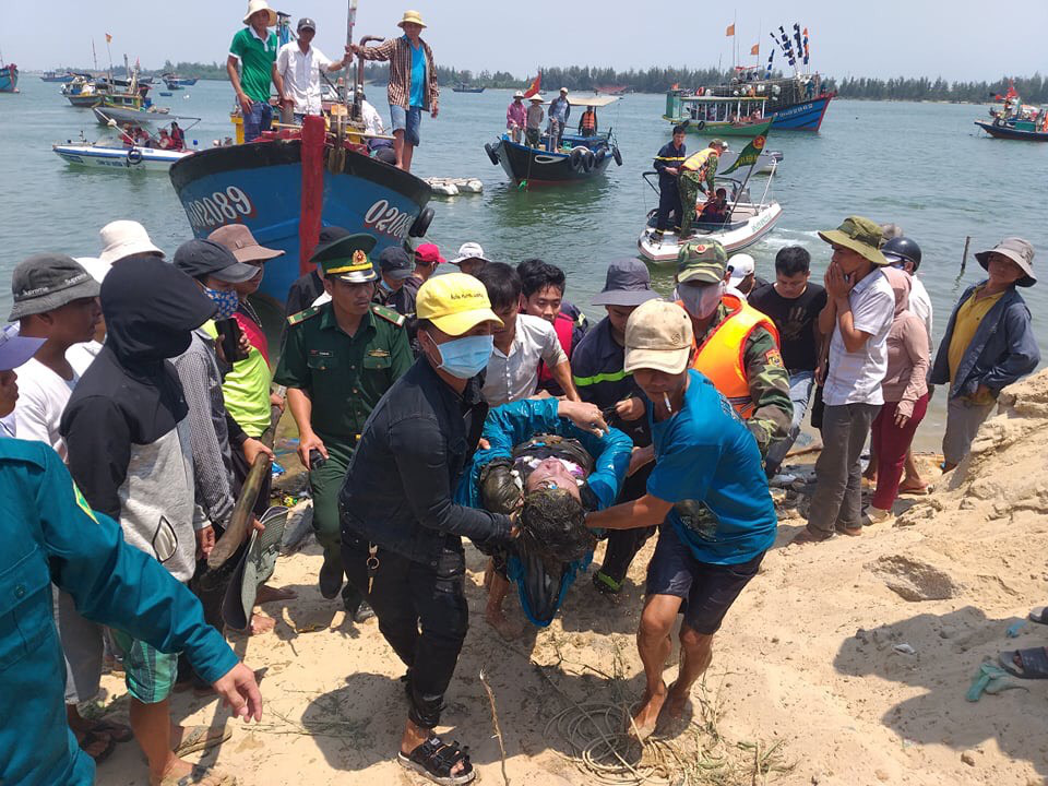 Quảng Nam: Dân đội nắng xem lực lượng vớt thi thể nạn nhân trong vụ chìm ghe - Ảnh 2.