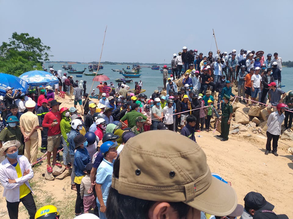 Quảng Nam: Dân đội nắng xem lực lượng vớt thi thể nạn nhân trong vụ chìm ghe - Ảnh 7.