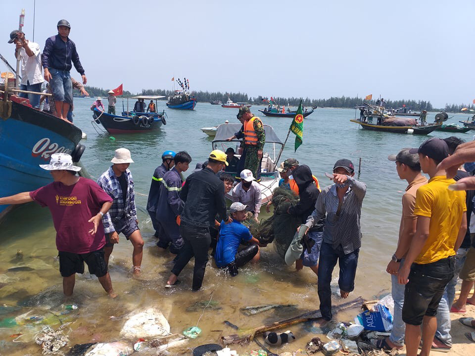 Quảng Nam: Dân đội nắng xem lực lượng vớt thi thể nạn nhân trong vụ chìm ghe - Ảnh 6.