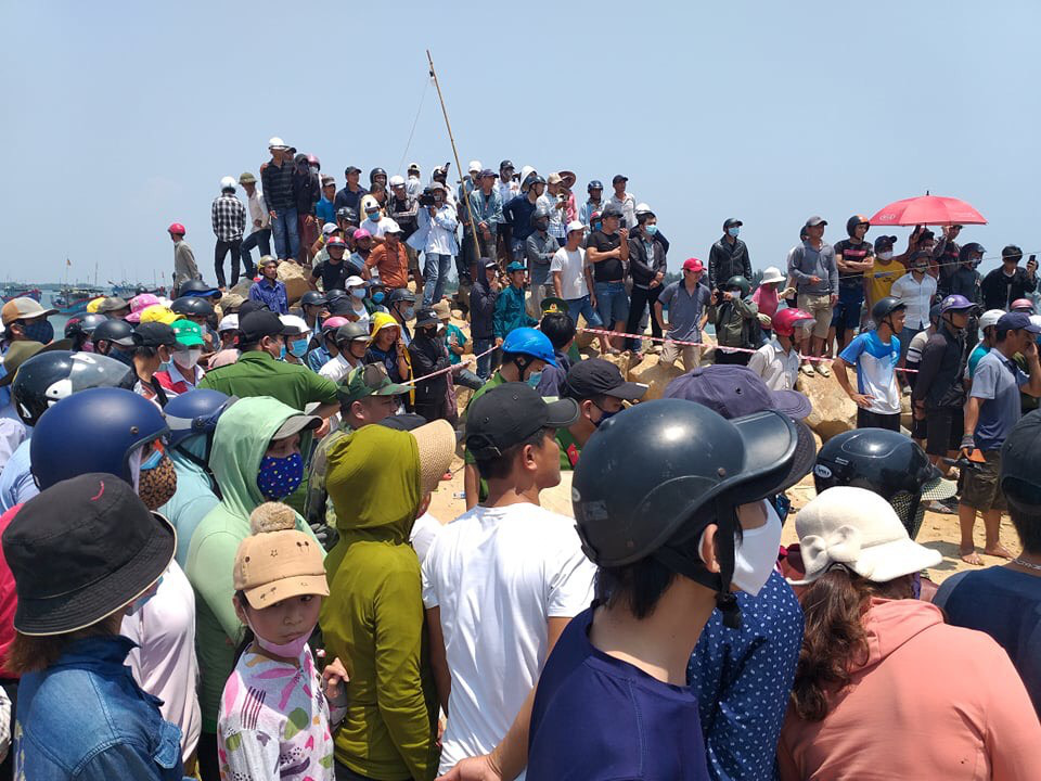 Quảng Nam: Dân đội nắng xem lực lượng vớt thi thể nạn nhân trong vụ chìm ghe - Ảnh 1.