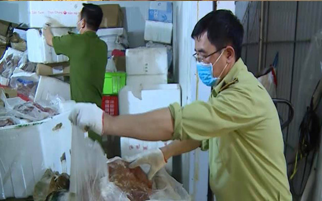 Hà Nội: Phát hiện hơn 6 tấn thịt đông lạnh nhập lậu - Ảnh 1.