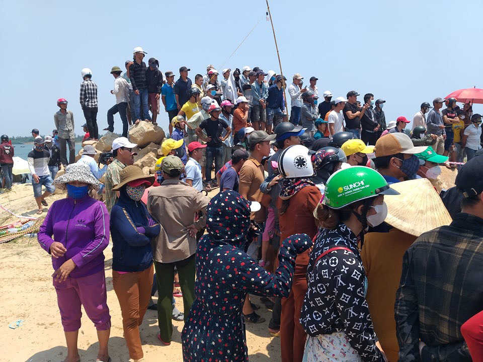 Quảng Nam: Dân đội nắng xem lực lượng vớt thi thể nạn nhân trong vụ chìm ghe - Ảnh 5.