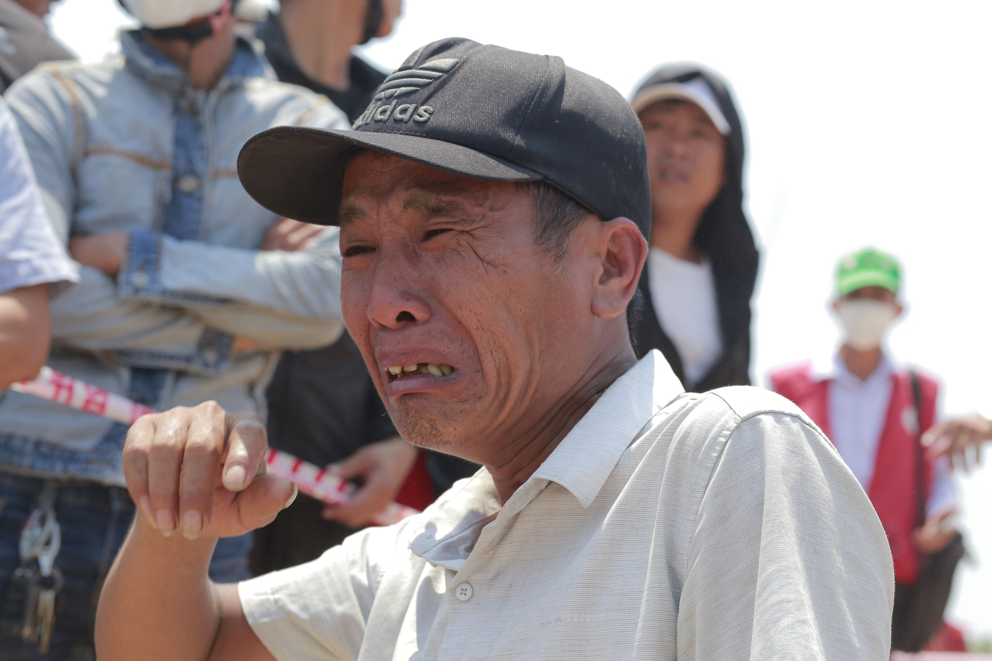 Quảng Nam: Dân đội nắng xem lực lượng vớt thi thể nạn nhân trong vụ chìm ghe - Ảnh 10.