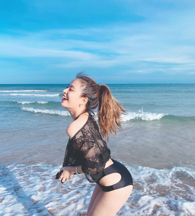 Hoàng Thùy Linh hiếm hoi diện bikini "gây mê" người hâm mộ