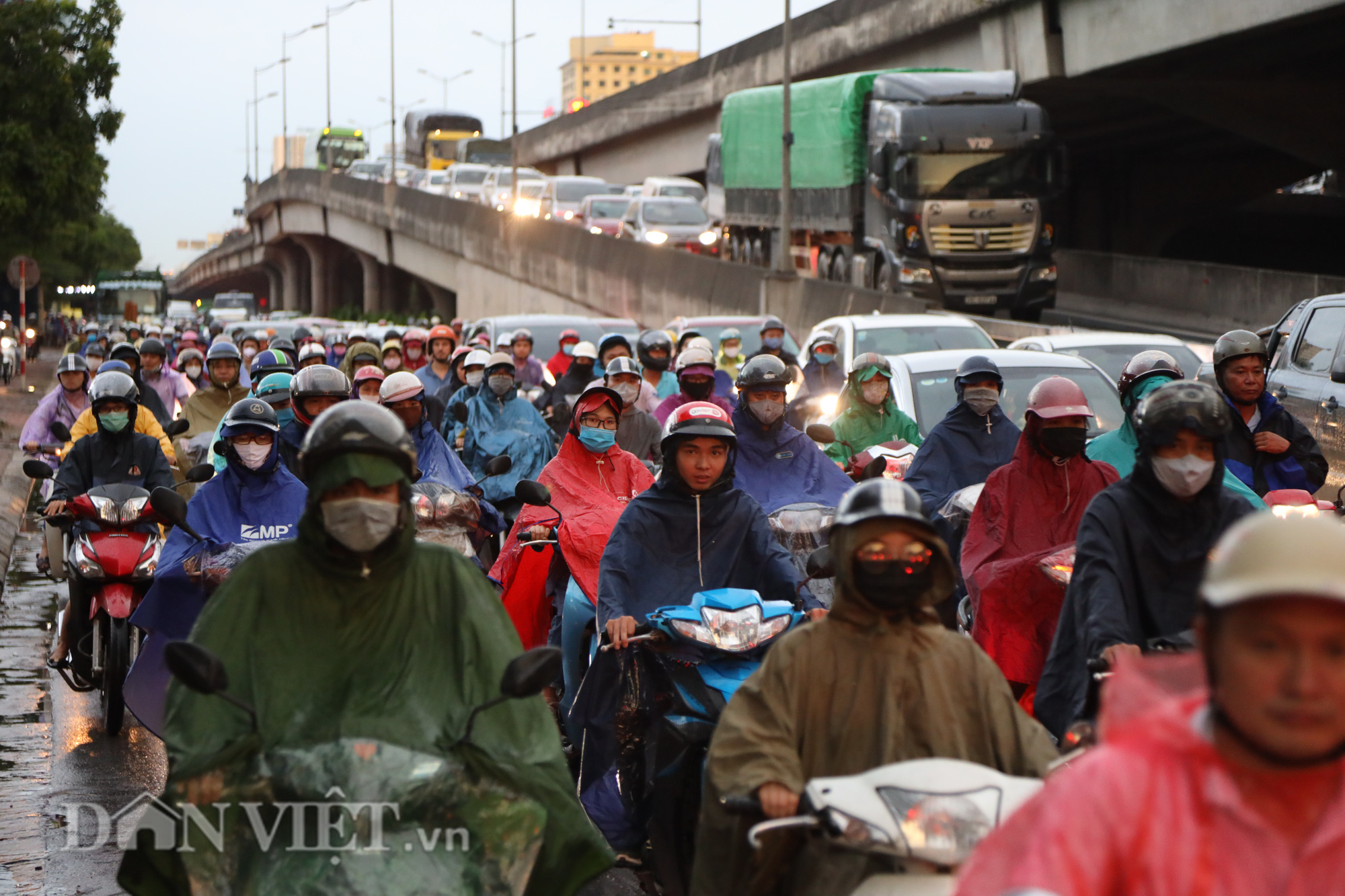 Hà Nội giảm 10 độ sau cơn mưa vàng - Ảnh 7.