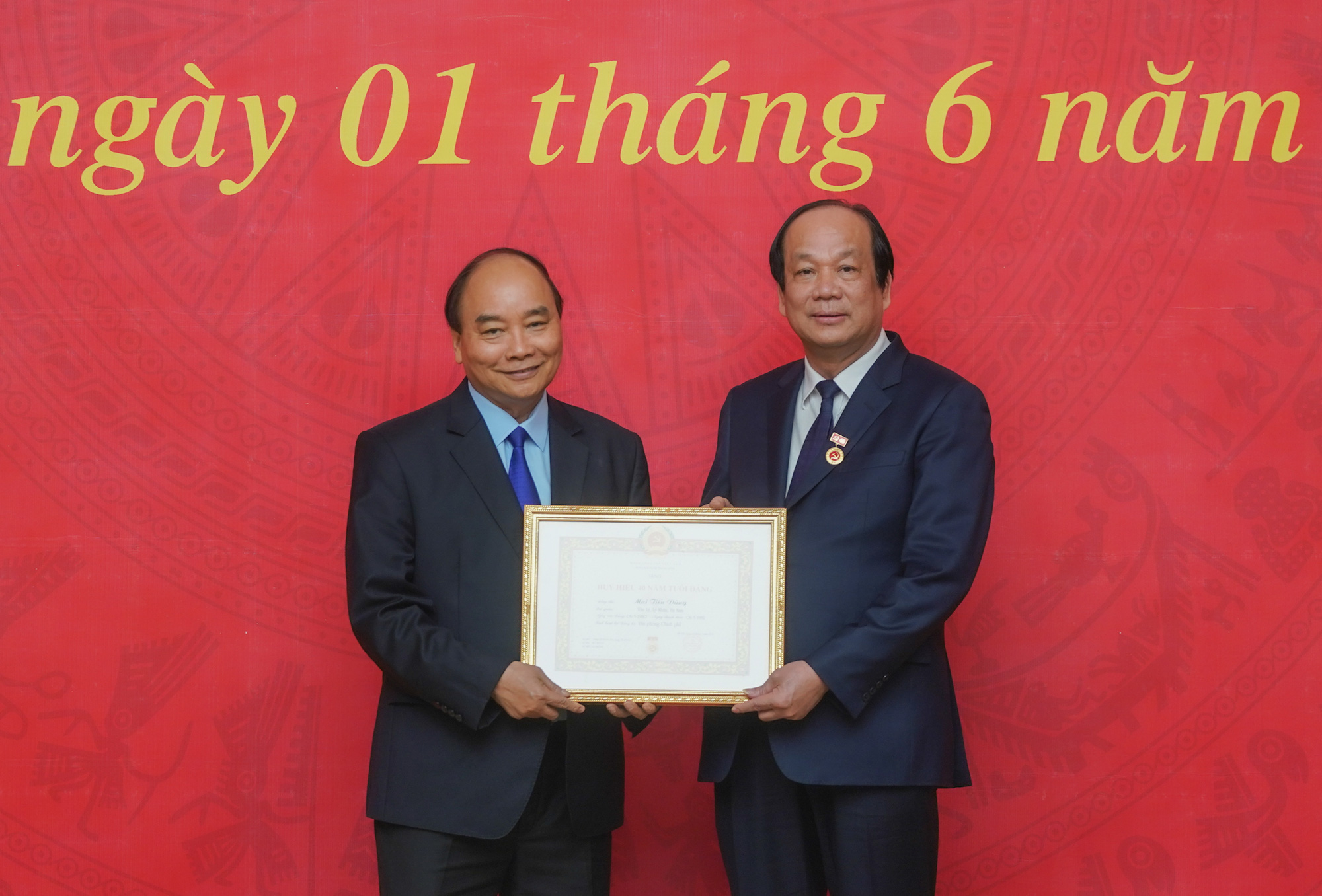 Bộ trưởng, Chủ nhiệm Văn phòng Chính phủ nhận Huy hiệu cao quý của Đảng - Ảnh 1.