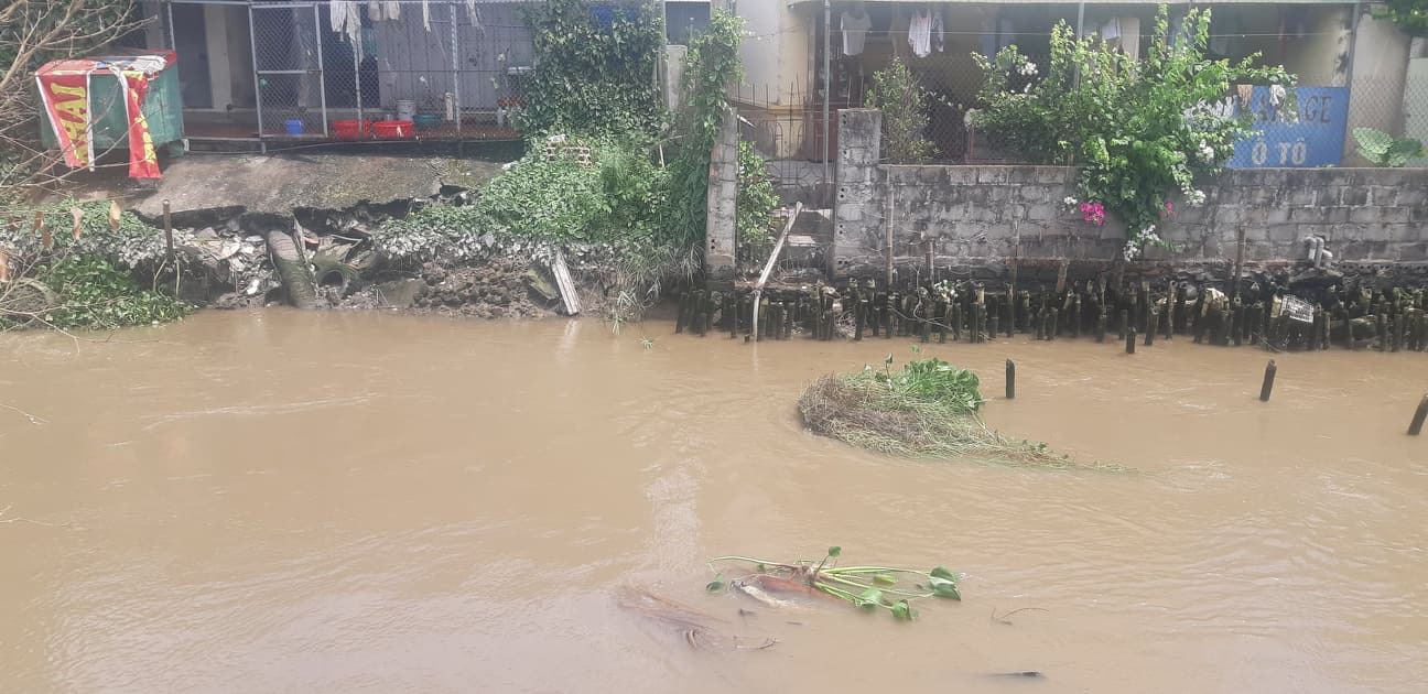 Cận cảnh mương nước ô nhiễm sản xuất thành nước uống đóng bình “tinh Khiết” - Ảnh 6.