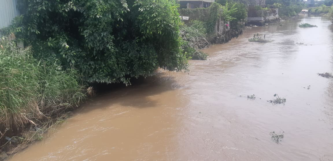 Cận cảnh mương nước ô nhiễm sản xuất thành nước uống đóng bình “tinh Khiết” - Ảnh 8.