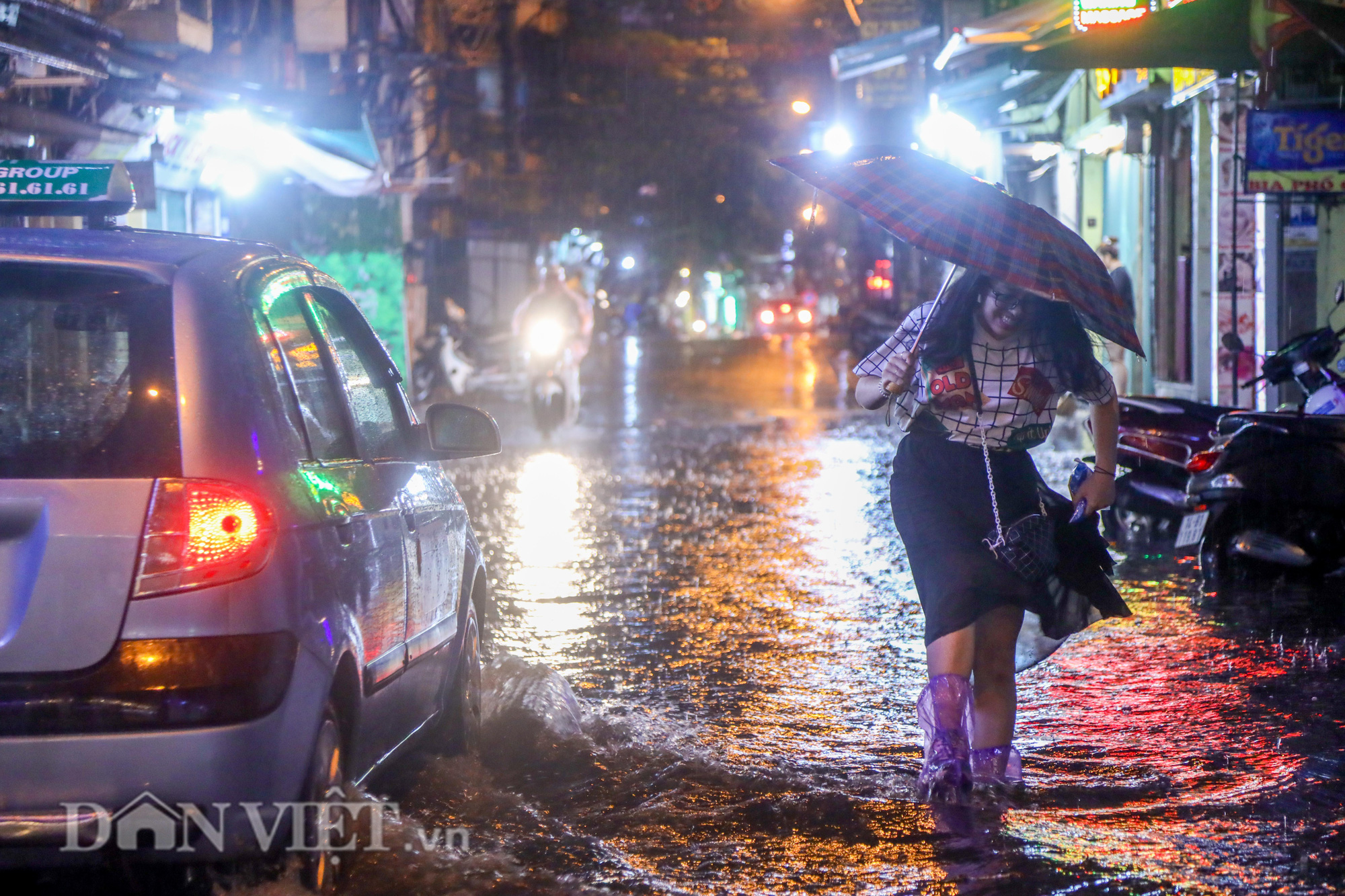 Hà Nội: Phố Tây Tạ Hiện ngập mênh mông sau &quot;cơn mưa vàng&quot; giải nhiệt - Ảnh 7.