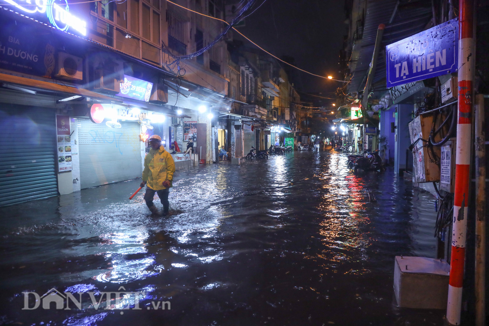 Hà Nội: Phố Tây Tạ Hiện ngập mênh mông sau &quot;cơn mưa vàng&quot; giải nhiệt - Ảnh 14.