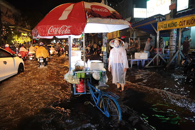 Sau trận mưa 40 phút, Sài Gòn như miền Tây mùa nước lũ - Ảnh 11.