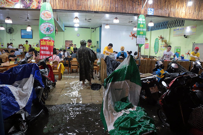 Sau trận mưa 40 phút, Sài Gòn như miền Tây mùa nước lũ - Ảnh 12.
