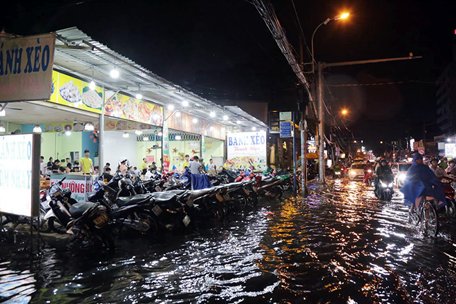 Sau trận mưa 40 phút, Sài Gòn như miền Tây mùa nước lũ - Ảnh 13.